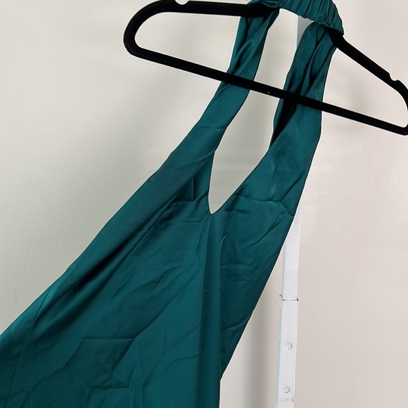 Show me your Mumu Jasmine Halter Mini Dress in Emerald Luxe - Picture 7 of 9